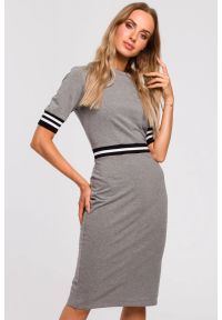 Sukienki.shop - Sukienka dzianinowa dopasowana bawełniana z lampasami szara. Okazja: na co dzień, do pracy. Kolor: szary. Materiał: dzianina, bawełna. Typ sukienki: ołówkowe, sportowe. Styl: casual, elegancki, sportowy #3