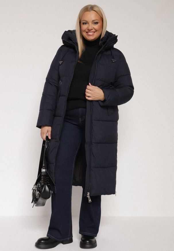 Born2be - Granatowa Długa Kurtka Pikowana z Kapturem i Bocznymi Suwakami Mevoressa. Okazja: na co dzień, na spacer. Typ kołnierza: kaptur. Kolekcja: plus size. Kolor: niebieski. Materiał: dzianina, jeans, poliester. Długość: długie. Styl: casual