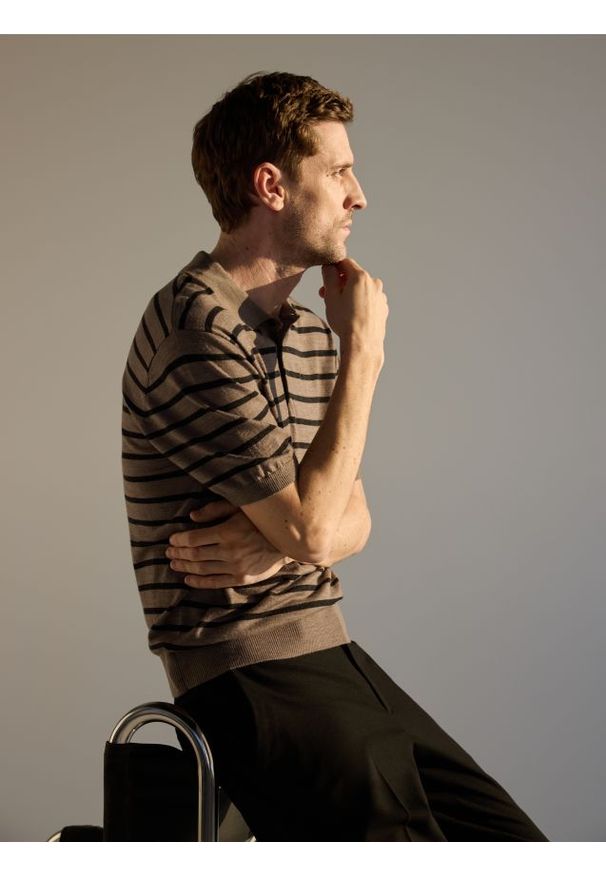 Reserved - Wełniana koszulka polo - brązowy. Typ kołnierza: polo. Kolor: brązowy. Materiał: wełna