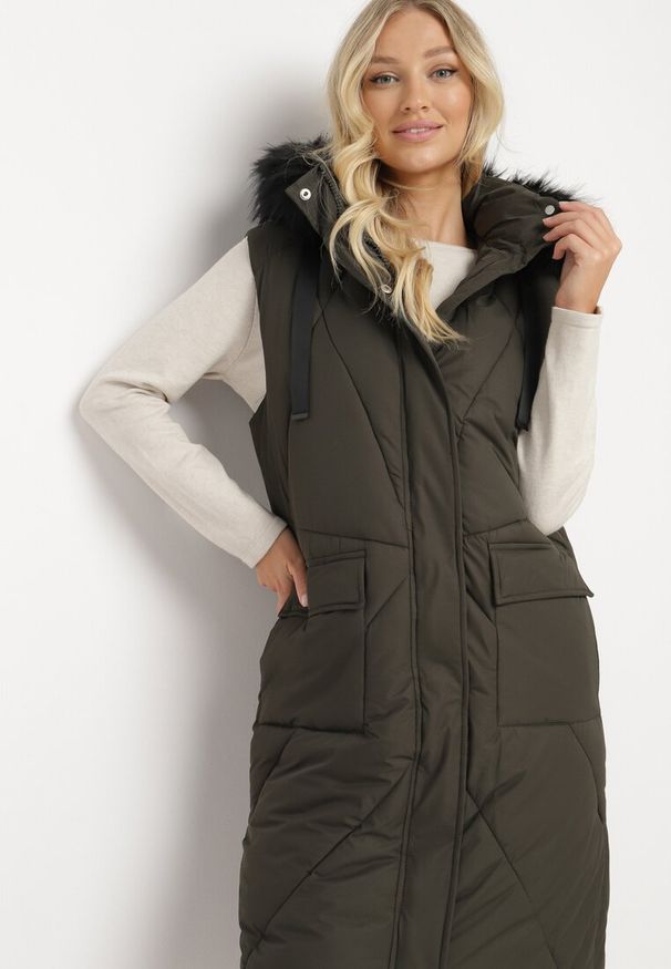 Born2be - Ciemnozielona Długa Pikowana Kamizelka z Kapturem i Futerkiem Zapinana na Napy Avarienne. Okazja: na co dzień. Typ kołnierza: kaptur. Kolor: zielony. Materiał: futro. Długość rękawa: długi rękaw. Długość: długie. Sezon: zima, jesień. Styl: casual, elegancki, klasyczny