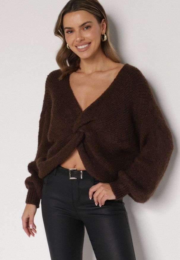 Born2be - Brązowy Sweter Oversize z Domieszką Wełny z Oryginalnym Dekoltem Lawedia. Okazja: na co dzień. Kolor: brązowy. Materiał: wełna. Styl: casual, klasyczny, elegancki