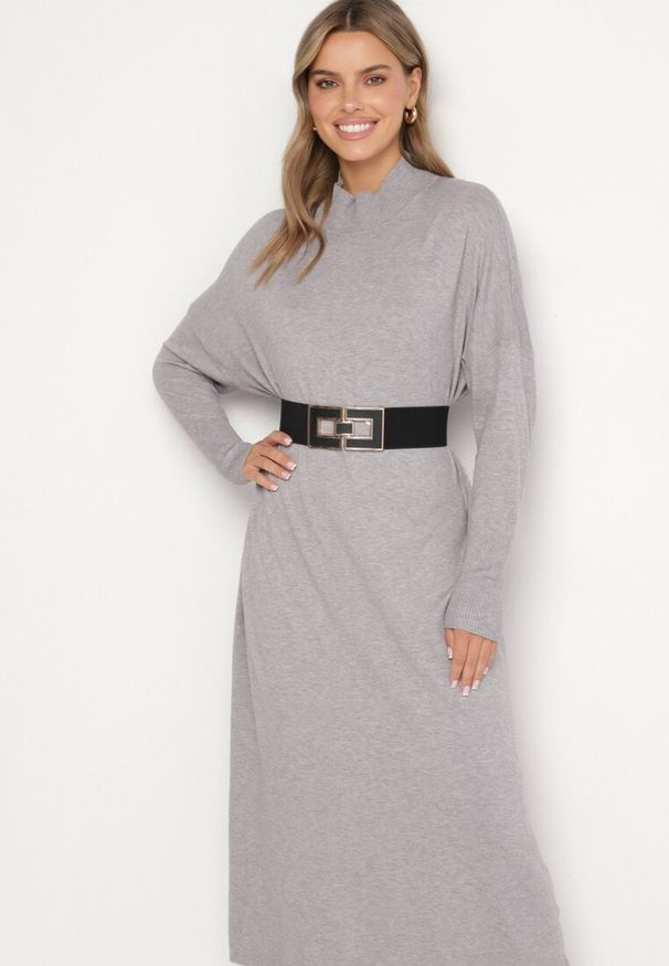 Born2be - Jasnoszara Sweterkowa Sukienka z Golfem i Wiskozą o Pudełkowym Kroju Alirinna. Okazja: na co dzień. Typ kołnierza: golf. Kolor: szary. Materiał: wiskoza. Wzór: aplikacja, gładki. Sezon: zima, jesień. Styl: casual