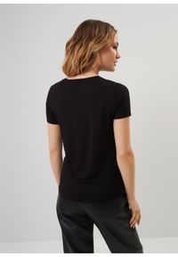 Ochnik - Czarny T-shirt damski z aplikacją. Kolor: czarny. Materiał: wiskoza. Wzór: aplikacja