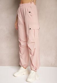 Renee - Różowe Spodnie Cargo High Waist z Ozdobnymi Kieszeniami Leriora. Okazja: na co dzień. Stan: podwyższony. Kolor: różowy. Styl: elegancki, casual #4