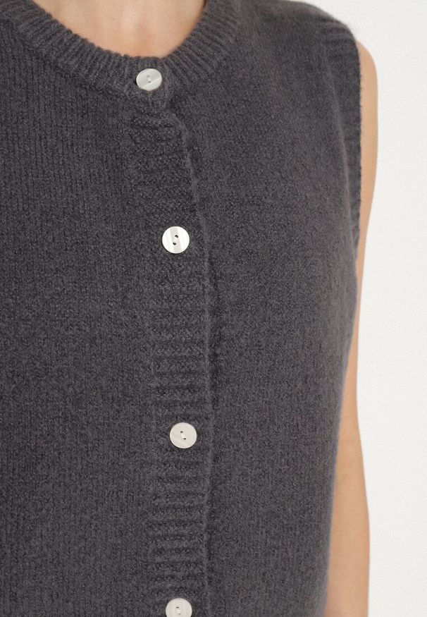 Born2be - Ciemnoszara Rozpinana Kamizelka z Wełną Eravina. Okazja: na co dzień. Kolor: szary. Materiał: wełna. Styl: casual, elegancki, klasyczny