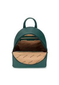 Wittchen - Damski plecak z kieszenią z przodu ciemny zielony. Kolor: zielony. Materiał: skóra ekologiczna. Wzór: aplikacja, paski. Styl: elegancki