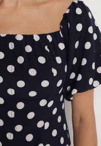 Born2be - Granatowa Rozkloszowana Sukienka Vices w Grochy z Dekoltem Typu Hiszpanka Zimina. Okazja: na co dzień. Typ kołnierza: dekolt hiszpanka. Kolor: niebieski. Materiał: skóra, materiał. Wzór: grochy. Typ sukienki: proste. Styl: casual, klasyczny #4