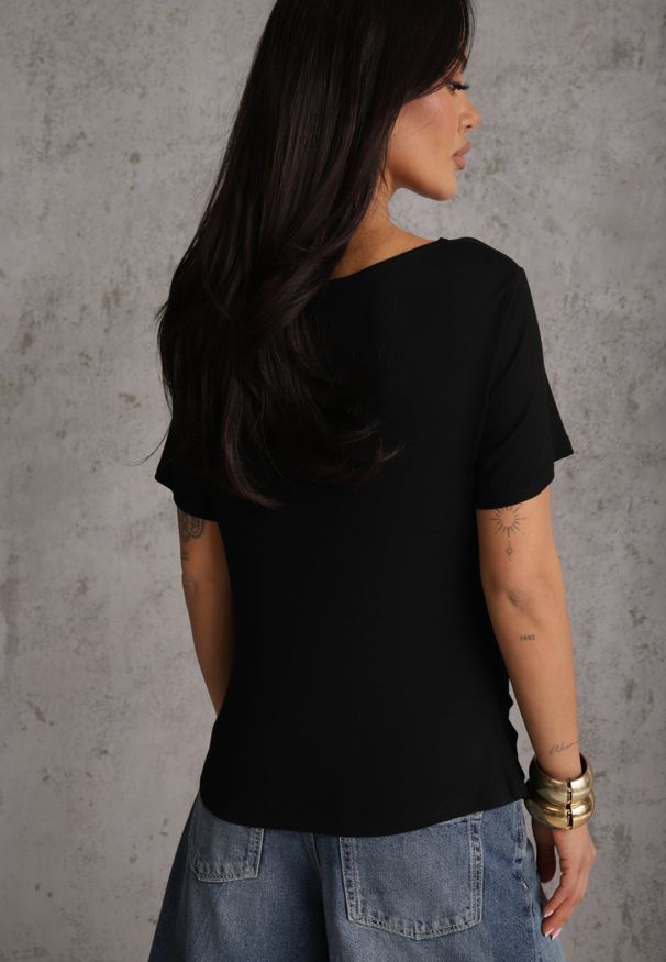 Renee - Czarna Asymetryczna Bluzka z Wiskozy z Krótkim Rękawem Zdobiona Marszczeniem Undishi. Okazja: na co dzień. Kolor: czarny. Materiał: wiskoza. Długość rękawa: krótki rękaw. Długość: krótkie. Wzór: aplikacja. Styl: elegancki, casual, wizytowy