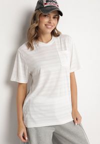 Born2be - Jasnobeżowa Koszulka o Klasycznym Kroju z Kieszonką Mairalissa. Okazja: na spotkanie biznesowe, do pracy, na co dzień. Kolor: beżowy. Materiał: jeans. Wzór: aplikacja. Styl: klasyczny #4