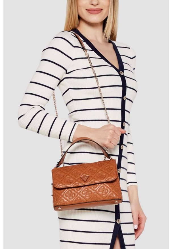 Guess - GUESS Brązowa damska kopertówka Adelasia Cnvrtble. Kolor: brązowy. Materiał: skórzane
