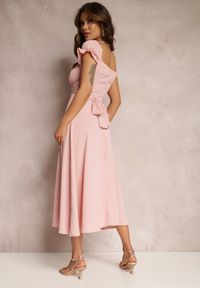 Renee - Różowa Sukienka Perolis. Kolor: różowy. Materiał: tkanina. Długość rękawa: krótki rękaw. Wzór: gładki, jednolity. Styl: wizytowy. Długość: midi