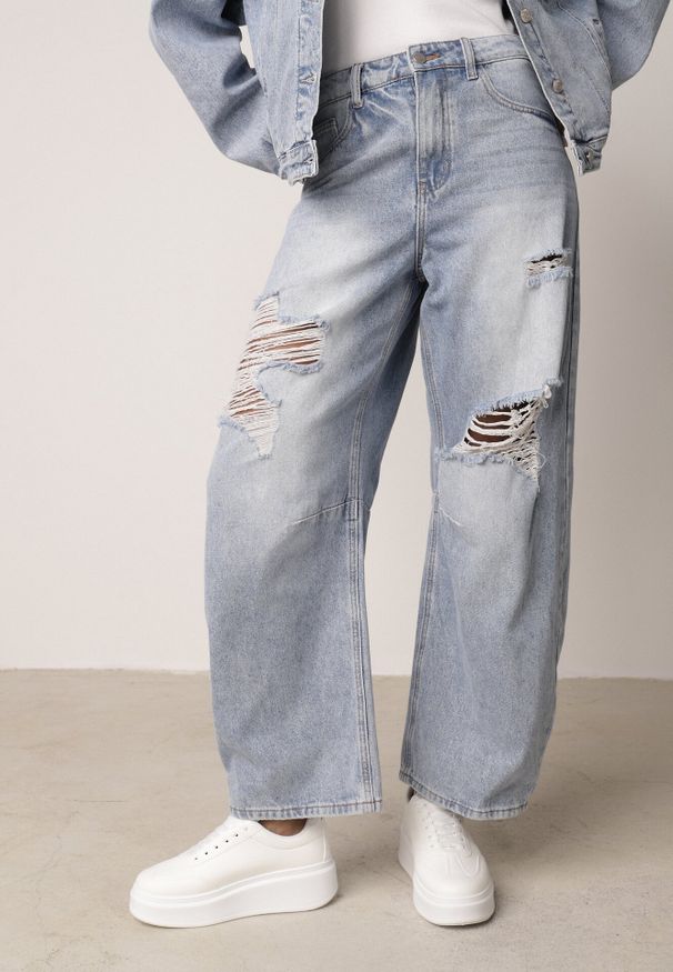 Born2be - Niebieskie Jeansy z Bawełny z Wiskozą o Kroju Ballloon z Wysokim Stanem i Dziurami Mon. Okazja: na co dzień. Stan: podwyższony. Kolor: niebieski. Styl: casual