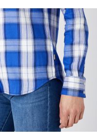 Wrangler - DAMSKA KOSZULA MATERIAŁOWA W KRATE WRANGLER LS 1PKT SHIRT WRANGLER BLUE W5Z4NYX05. Materiał: materiał