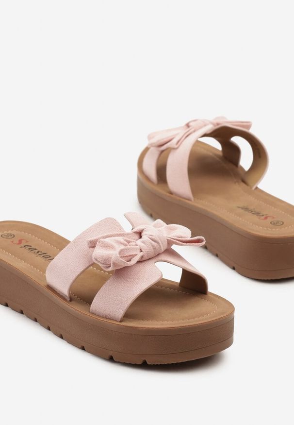 Born2be - Różowe Klapki na Niskiej Platformie z Kokardką Ravirise. Okazja: na spacer. Kolor: różowy. Wzór: aplikacja. Sezon: lato. Obcas: na platformie. Styl: elegancki, klasyczny