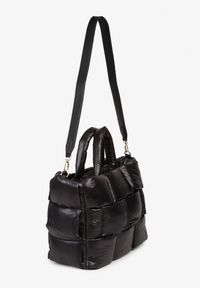 Born2be - Czarna Pikowana Torebka Shopperka z Efektem 3D Vamirre. Kolor: czarny. Materiał: pikowane. Styl: casual, elegancki