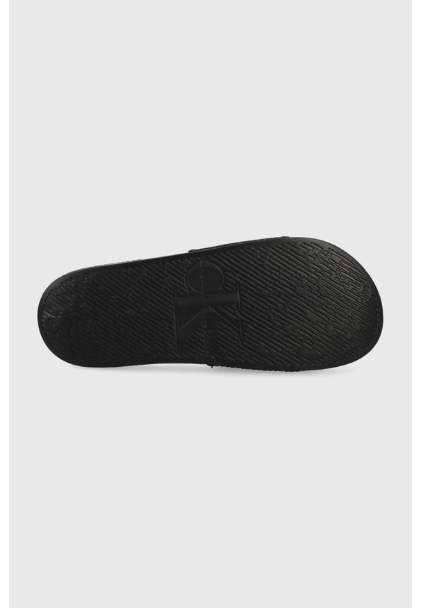 Calvin Klein Jeans klapki męskie kolor czarny. Kolor: czarny. Materiał: materiał, guma. Obcas: na obcasie. Wysokość obcasa: niski