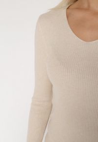 Born2be - Jasnobeżowy Dopasowany Sweter z Prążkowanej Dzianiny z Bawełną z Dekoltem w Serek Tesma. Okazja: na co dzień. Typ kołnierza: dekolt w serek. Kolor: beżowy. Materiał: dzianina, bawełna, prążkowany. Długość rękawa: długi rękaw. Długość: długie. Styl: casual, elegancki #6
