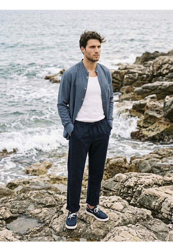 Sinsay - Spodnie straight leg z domieszką lnu - granatowy. Kolor: niebieski. Materiał: len