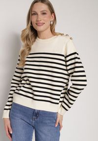 Born2be - Czarno-Kremowy Sweter z Wiskozą w Paski z Guzikami Lillenia. Okazja: na co dzień. Kolor: czarny. Materiał: wiskoza. Wzór: paski. Styl: casual, elegancki #4