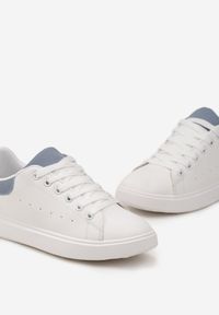 Born2be - Biało-Niebieskie Sneakersy Zylvana. Kolor: niebieski. Materiał: materiał. Szerokość cholewki: normalna. Wzór: aplikacja