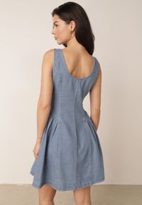 Born2be - Niebieska Jeansowa Sukienka z Bawełny o Rozkloszowanym Kroju z Guzikami Haideusa. Okazja: na spacer, na co dzień. Kolor: niebieski. Materiał: jeans, bawełna. Sezon: lato. Typ sukienki: proste, rozkloszowane. Styl: casual, klasyczny #2