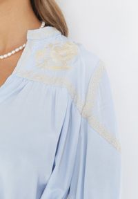 Born2be - Niebieska Pudełkowa Sukienka z Haftem i Wiązanym Paskiem Corothee. Kolor: niebieski. Materiał: materiał. Wzór: haft #5