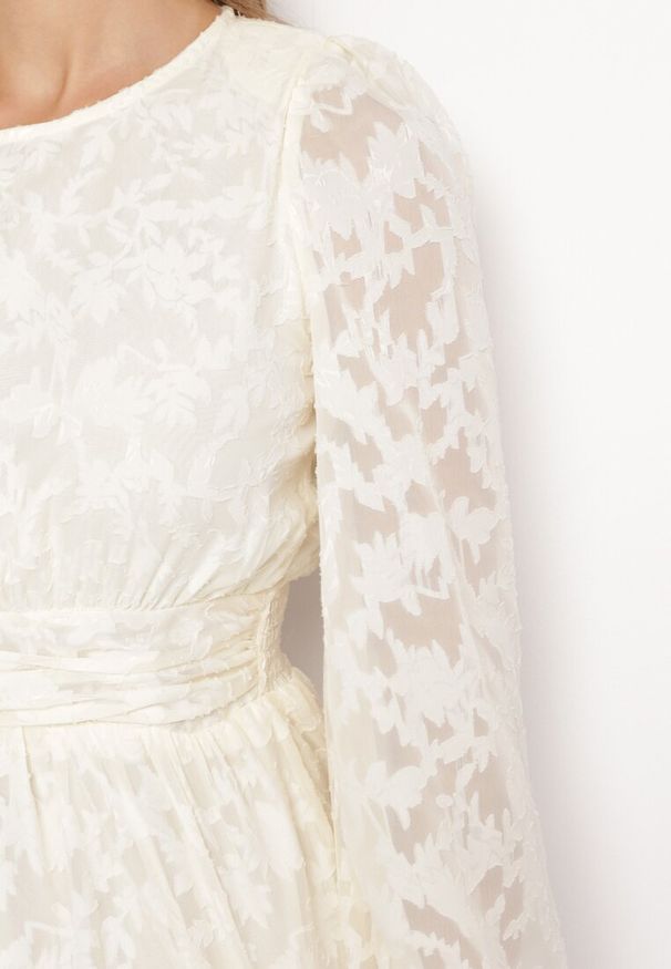 Born2be - Jasnobeżowa Sukienka Mini z Tkaniny Plumeti i Falbanką Coucile. Okazja: na spacer, na imprezę, na co dzień. Kolor: beżowy. Materiał: tkanina. Długość rękawa: długi rękaw. Wzór: aplikacja. Sezon: lato. Styl: casual, klasyczny. Długość: mini