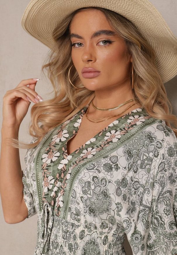 Renee - Ciemnozielona Wiskozowa Sukienka w Ornamentalny Print z Szeroką Gumką w Talii Danissna. Okazja: na co dzień. Typ kołnierza: dekolt w kształcie V. Kolor: zielony. Materiał: wiskoza. Długość rękawa: krótki rękaw. Wzór: nadruk. Typ sukienki: rozkloszowane. Styl: elegancki, casual