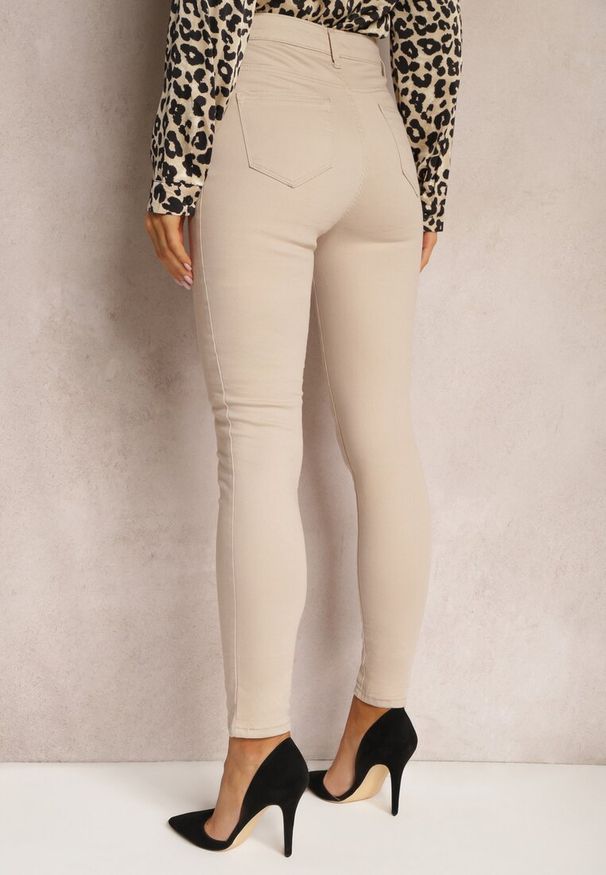 Renee - Beżowe Spodnie Skinny Winvienne. Stan: podwyższony. Kolor: beżowy. Długość: długie. Wzór: ażurowy
