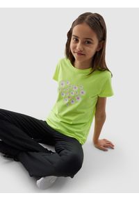 4f - T-shirt z bawełny organicznej dziewczęcy - żółty. Okazja: na co dzień. Kolor: żółty. Materiał: bawełna. Długość rękawa: krótki rękaw. Długość: krótkie. Wzór: gładki, kwiaty, nadruk, ze splotem. Sezon: lato. Styl: sportowy, casual #1