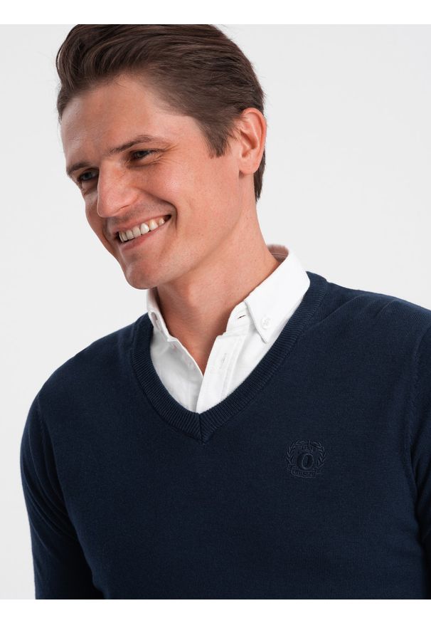 Ombre Clothing - Sweter męski z dekoltem "w serek" z koszulowym kołnierzykiem - granatowy V2 OM-SWSW-0102 - XXL. Typ kołnierza: kołnierzyk koszulowy, dekolt w serek. Kolor: niebieski. Materiał: bawełna, materiał, nylon. Styl: klasyczny