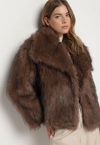 Born2be - Brązowa Jednorzędowa Kurtka Futerko z Szerokim Kołnierzem Conellia. Okazja: na co dzień. Kolor: brązowy. Materiał: futro. Styl: casual, elegancki