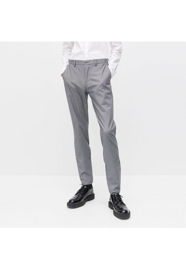 Reserved - Spodnie chino slim - Jasny szary. Kolor: szary