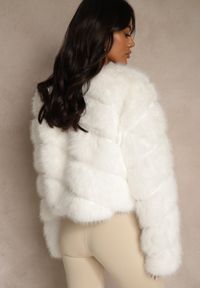 Renee - Biała Futrzana Kurtka o Krótkim Kroju Zapinana na Haftki Alorith. Okazja: na co dzień. Kolor: biały. Materiał: futro. Długość: krótkie. Styl: casual, elegancki #4