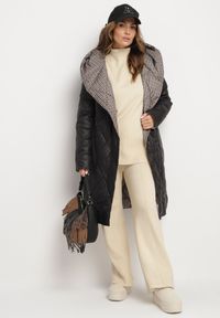 Born2be - Czarna Pikowana Kurtka z Kapturem i Elegancką Podszewką w Kratkę Innatta. Typ kołnierza: kaptur. Kolor: czarny. Materiał: jeans. Długość rękawa: długi rękaw. Długość: długie. Wzór: kratka. Styl: elegancki #3