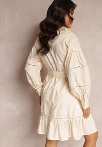 Renee - Beżowa Koszulowa Sukienka z Perłowymi Guzikami i Koronkowymi Wstawkami Shyanne. Kolor: beżowy. Materiał: koronka. Typ sukienki: koszulowe. Styl: vintage. Długość: midi #4