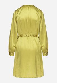 Born2be - Zielona Satynowa Sukienka Koszulowa z Paskiem i Cyrkoniami Poledia. Okazja: na imprezę. Kolor: zielony. Materiał: satyna. Wzór: aplikacja. Typ sukienki: koszulowe #2