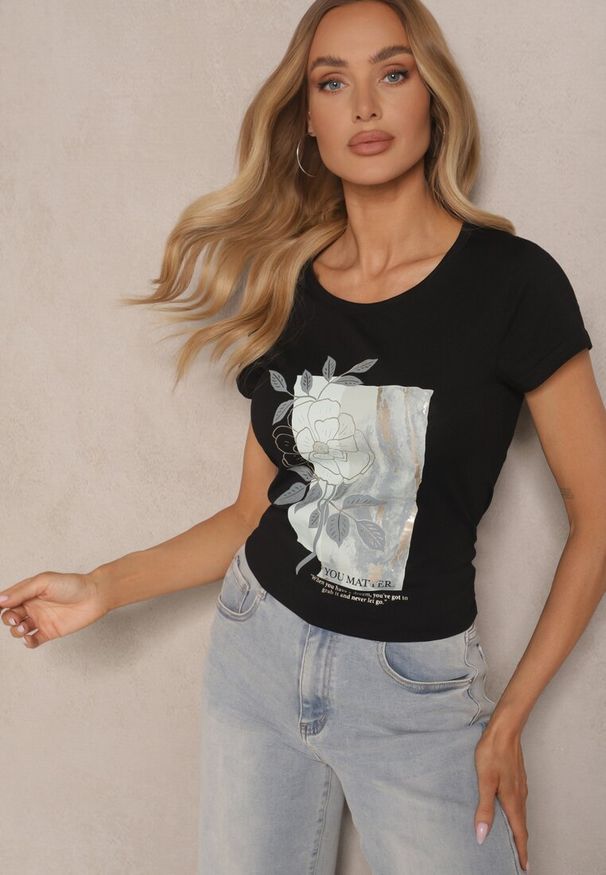 Renee - Czarny Dopasowany T-shirt z Bawełny z Nadrukiem z Kwiatem Slerra. Okazja: na co dzień, na spacer. Kolor: czarny. Materiał: bawełna. Wzór: kwiaty, nadruk. Styl: klasyczny, elegancki, casual