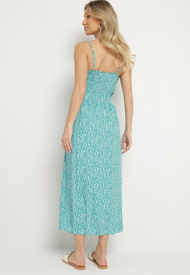 Born2be - Zielona Bawełniana Sukienka na Ramiączkach o Rozkloszowanym Kroju Jenarella. Okazja: na co dzień. Typ kołnierza: dekolt w kształcie V. Kolor: zielony. Materiał: bawełna. Długość rękawa: na ramiączkach. Styl: casual, elegancki