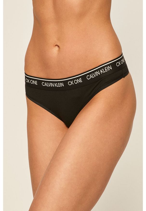 Calvin Klein Underwear - Stringi CK One. Kolor: czarny. Materiał: bawełna, dzianina, elastan, nylon, poliester. Wzór: nadruk