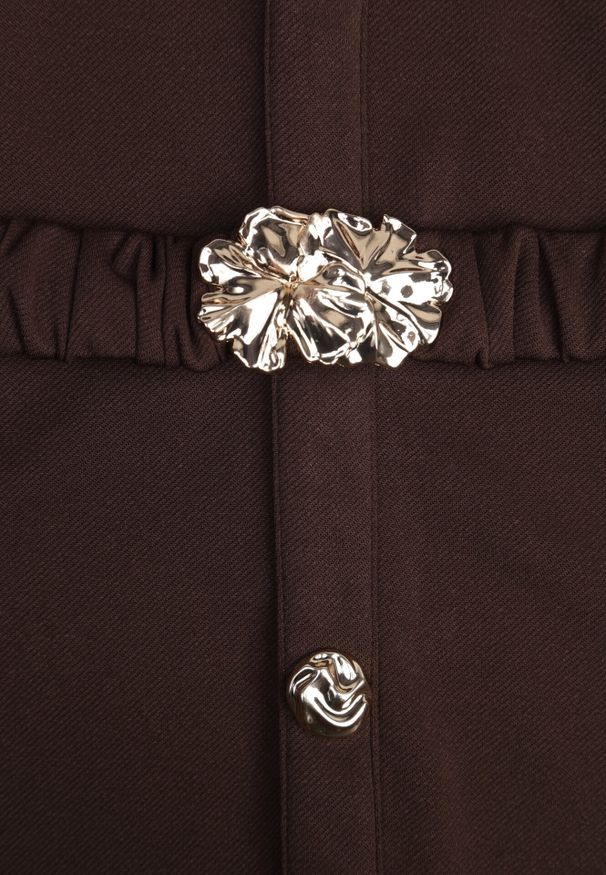 Born2be - Brązowa Sukienka z Wiskozy z Elastycznym Paskiem Ozdobną Klamrą i Guzikami Alcerine. Kolor: brązowy. Materiał: wiskoza. Styl: elegancki, klasyczny