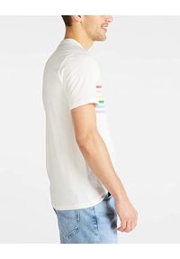 Lee - LEE PRIDE STRIPE TEE MĘSKI T-SHIRT LOGO KOSZULKA Z KRÓTKIM RĘKAWEM WHITE CANVAS L62UFERR 112114860. Długość rękawa: krótki rękaw. Długość: krótkie