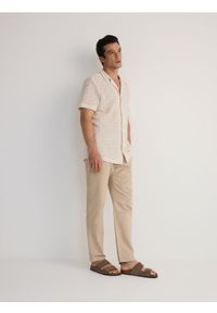 Reserved - Spodnie chino regular z dodatkiem lnu - beżowy. Kolor: beżowy. Materiał: len #1