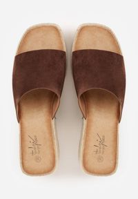 Born2be - Brązowe Boho Klapki z Imitacji Zamszu na Plecionym Koturnie Adrea. Okazja: na co dzień. Kolor: brązowy. Materiał: zamsz. Wzór: gładki. Sezon: lato. Obcas: na koturnie. Styl: boho #3
