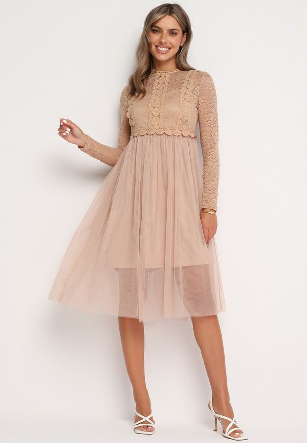 Born2be - Ciemnobeżowa Rozkloszowana Sukienka w Eleganckim Stylu Ozdobiona Koronką i Tiulem Miramelba. Kolor: beżowy. Materiał: tiul, koronka. Długość rękawa: długi rękaw. Wzór: aplikacja, koronka. Styl: elegancki