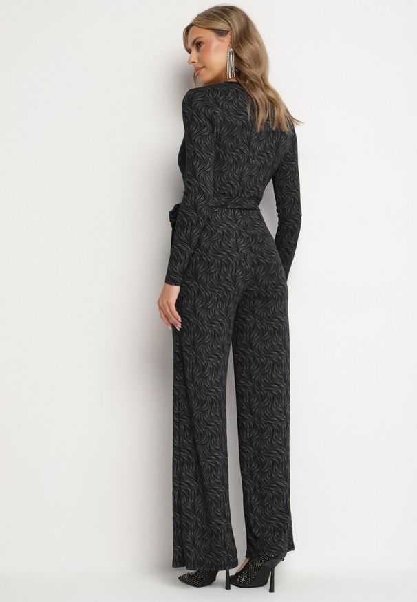 Born2be - Czarny Kombinezon z Wiskozą o Kopertowym Kroju z Paskiem Zdobiony Metaliczną Nicią Loradi. Okazja: na co dzień. Kolor: czarny. Materiał: wiskoza. Długość rękawa: długi rękaw. Długość: długie. Wzór: aplikacja. Styl: casual, elegancki