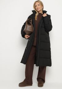 Born2be - Czarna Długa Pikowana Kurtka z Kapturem Acaltte. Typ kołnierza: kaptur. Kolekcja: plus size. Kolor: czarny. Materiał: jeans. Długość: długie. Sezon: zima. Styl: klasyczny #7