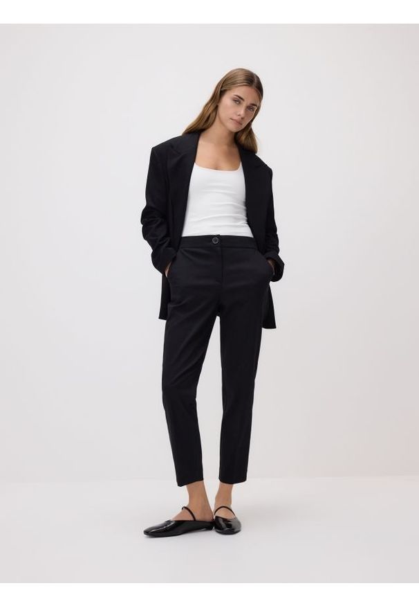 Reserved - Spodnie w kant z bawełną - czarny. Kolor: czarny. Materiał: bawełna