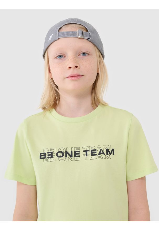 4f - 4F T-shirt z nadrukiem chłopięcy - zielony 140 (9-10 lat). Okazja: na co dzień. Kolor: zielony. Materiał: jersey, bawełna, dzianina. Długość rękawa: krótki rękaw. Długość: krótkie. Wzór: nadruk. Sezon: lato. Styl: casual, klasyczny, sportowy