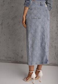 Renee - Niebieska Jeansowa Spódnica z Bawełny Zdobiona Printem w Romby i Rozcięciem Chrissna. Kolor: niebieski. Materiał: bawełna, jeans. Wzór: nadruk, aplikacja. Styl: elegancki #5
